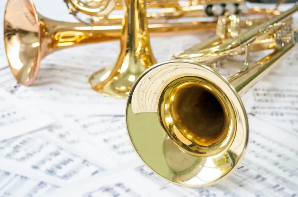 Kiedy powstały najstarsze instrumenty dęte? Fascynująca historia ich pochodzenia
